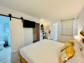 Pineapple Shores Retro Motel 12